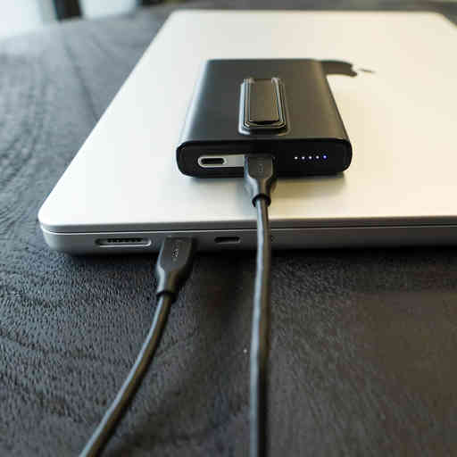 Mobiparts 5.000 mAh MagSafe Compatible Powerbank with Stand